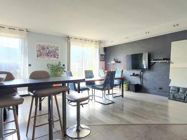 À Vendre   Appartement 5 Pièces 100 m2 avec Garage et Cave — photo du bien