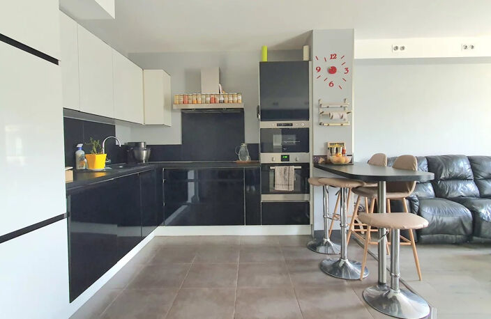À Vendre   Appartement 5 Pièces 100 m2 avec Garage et Cave — photo 2