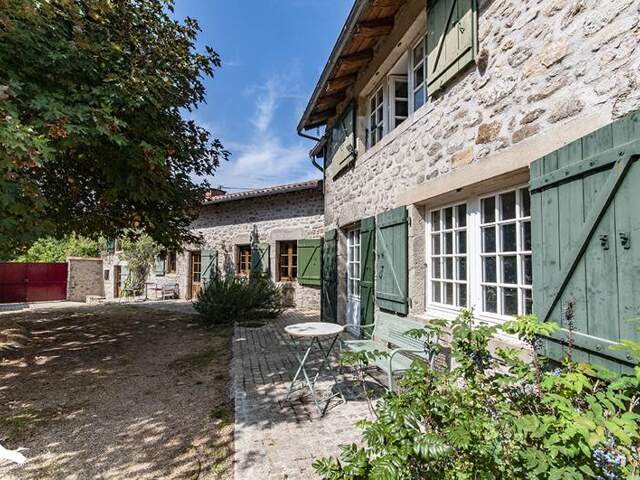 Maison en pierre de 8 pièces principales — photo du bien