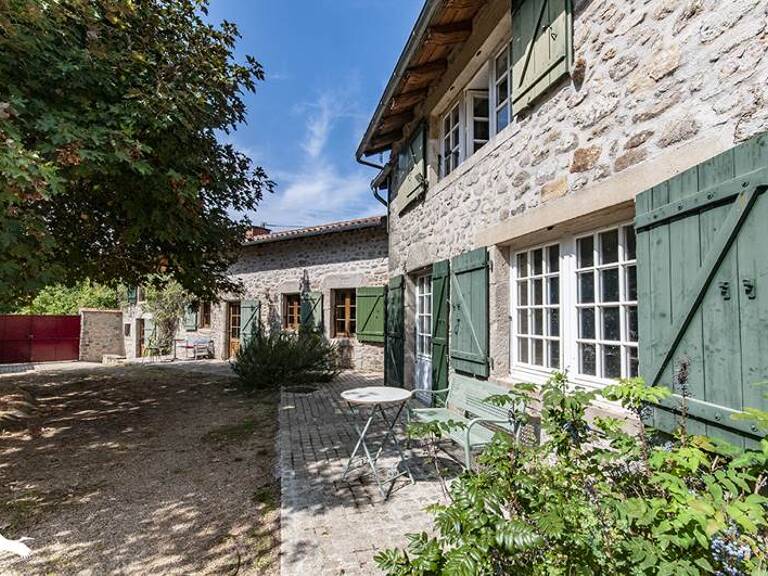 Maison en pierre de 8 pièces principales — photo 1