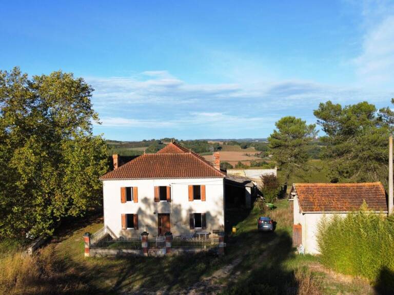 A vendre Valence-sur-Baïse, Gers: Maison en pierre et ancien corps de ferme, nombréuses dépendances, au calme avec vues exceptionnelles, sur terrain de 6 hectares, à quelques minutes des commodités — photo 1