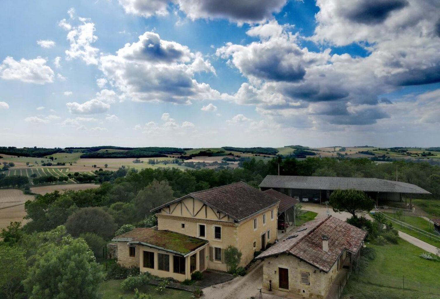 Propriété à vendre, Gers: DPE A Propriété équestre (ou propriété privée) sur son promontoire, très au calme, vues exceptionnelles. Deux maisons, nombreuses dépendances, installations équestres, terrain de 16,8 hectares — photo 1