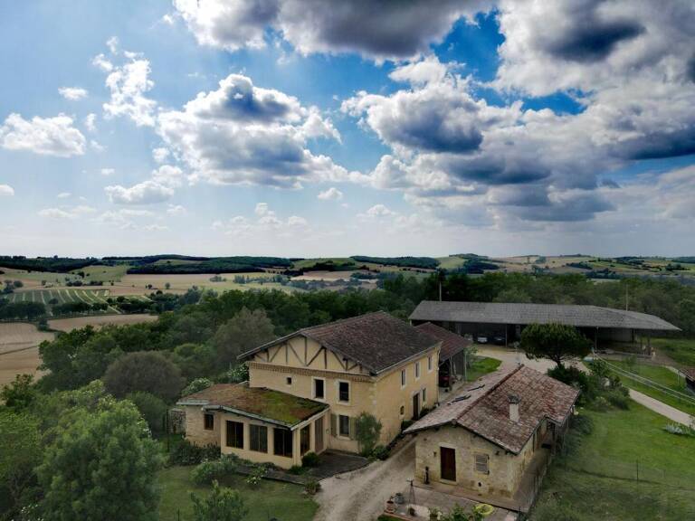 Propriété à vendre, Gers: DPE A Propriété équestre (ou propriété privée) sur son promontoire, très au calme, vues exceptionnelles. Deux maisons, nombreuses dépendances, installations équestres, terrain de 16,8 hectares — photo 1