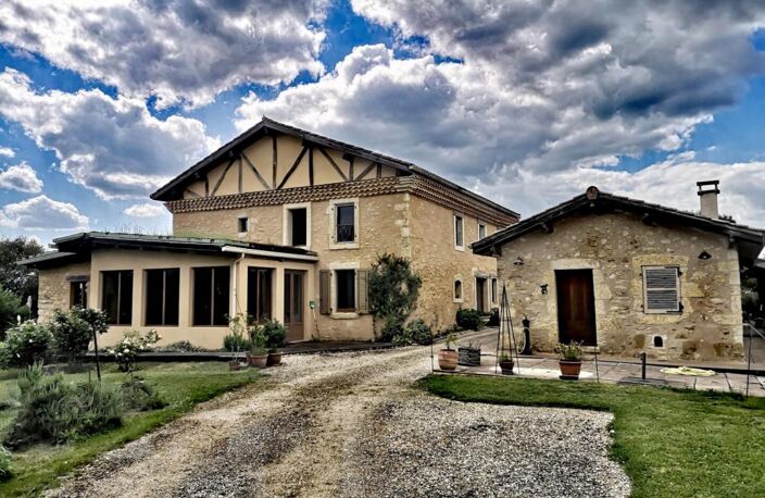 Propriété à vendre, Gers: DPE A Propriété équestre (ou propriété privée) sur son promontoire, très au calme, vues exceptionnelles. Deux maisons, nombreuses dépendances, installations équestres, terrain de 16,8 hectares — photo 3