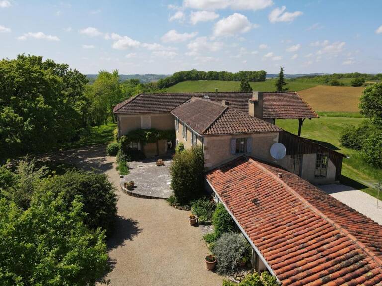 A vendre secteur d'Auch: Sur une crête, maison gasconne avec environ 1ha de jardin bien entretenu, y compris un étang, a des vues incroyables, une belle terrasse et pas de voisins. Tranquillité et intimité assurées — photo 1