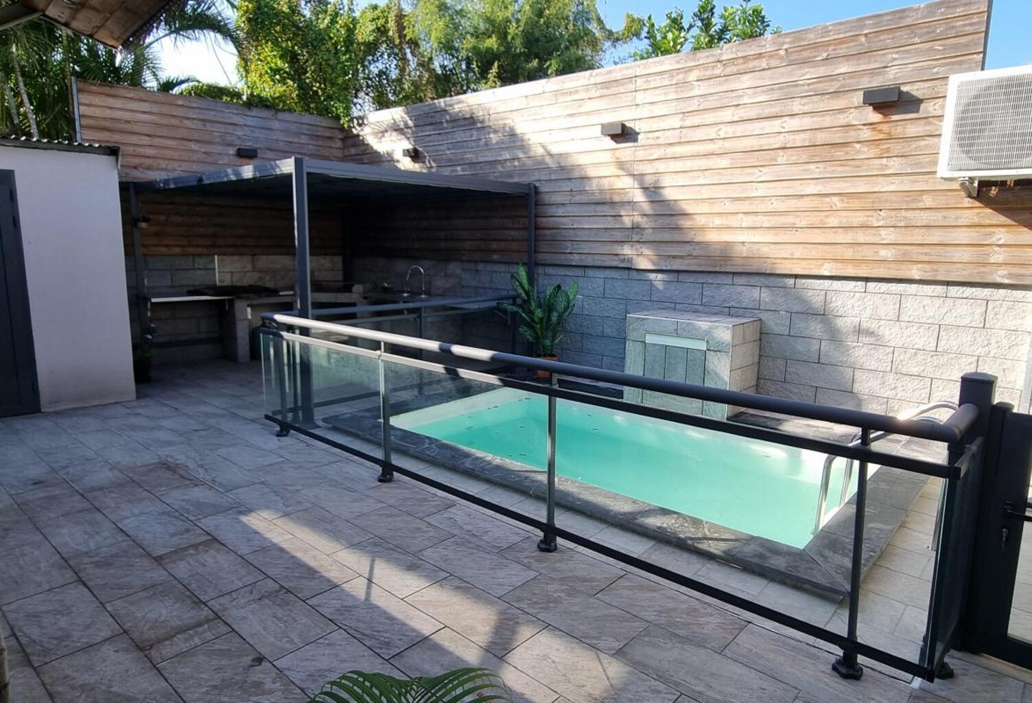 A VENDRE VILLA F6 AVEC PISCINE ST LOUIS — photo 1