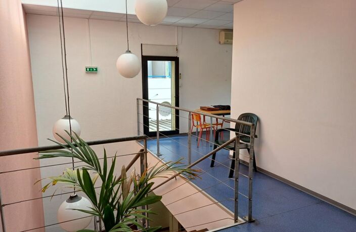 Bâtiment de bureaux 458 m² St Denis — photo 2