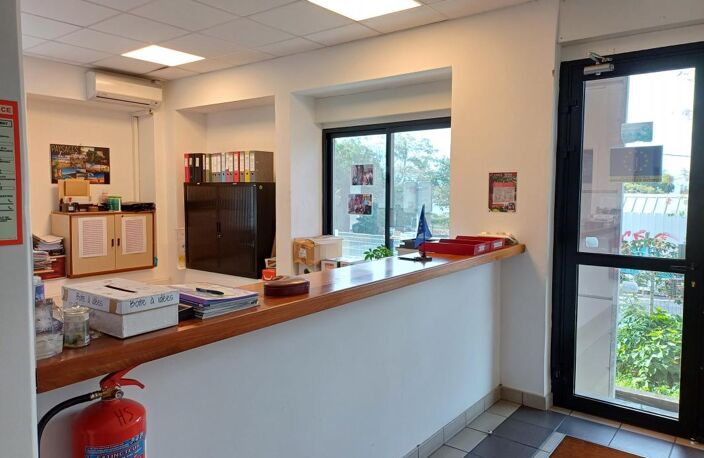 Bâtiment de bureaux 458 m² St Denis — photo 4