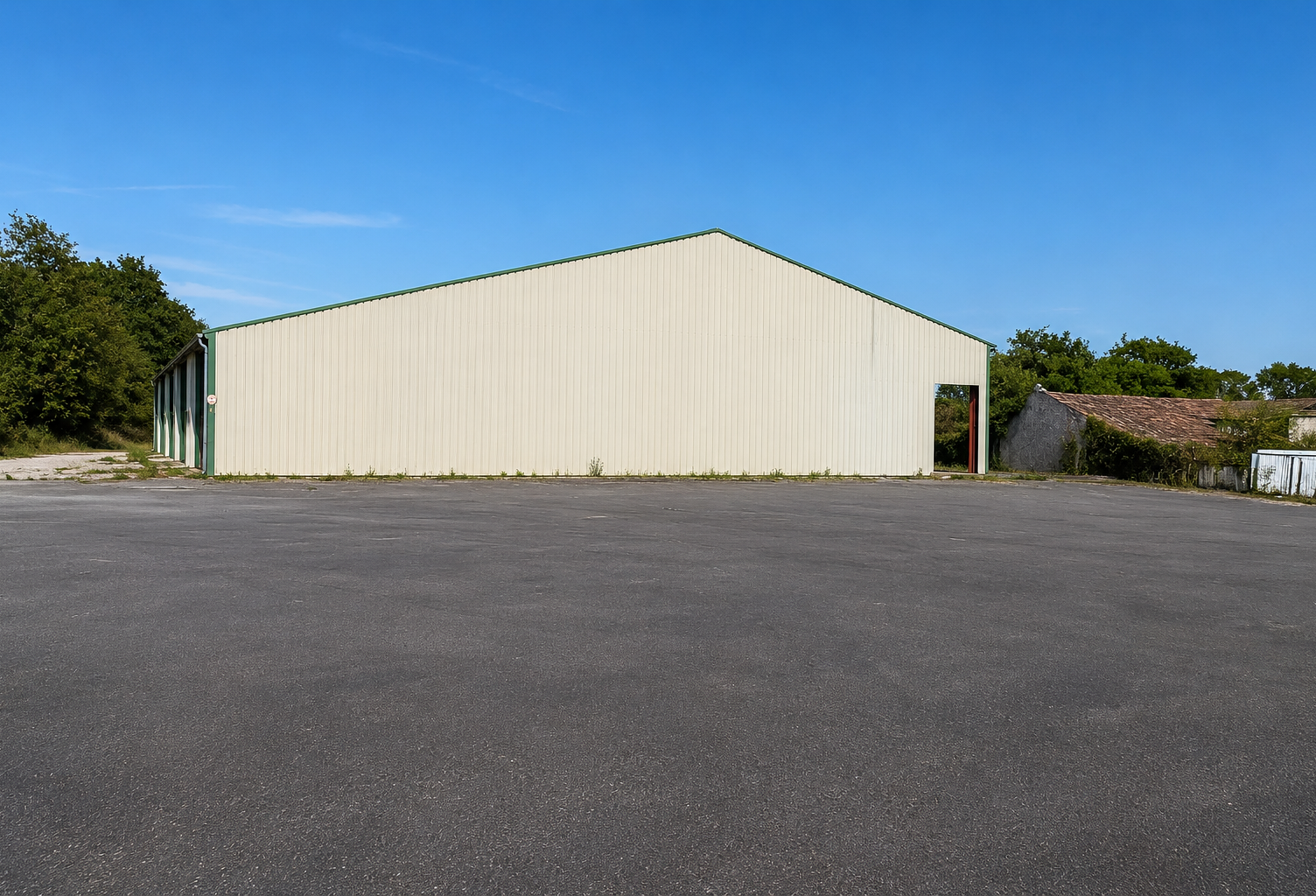 Site d'activité 12 500 m2   Hangar 1 170 m2   Accés A10 et R — photo 1