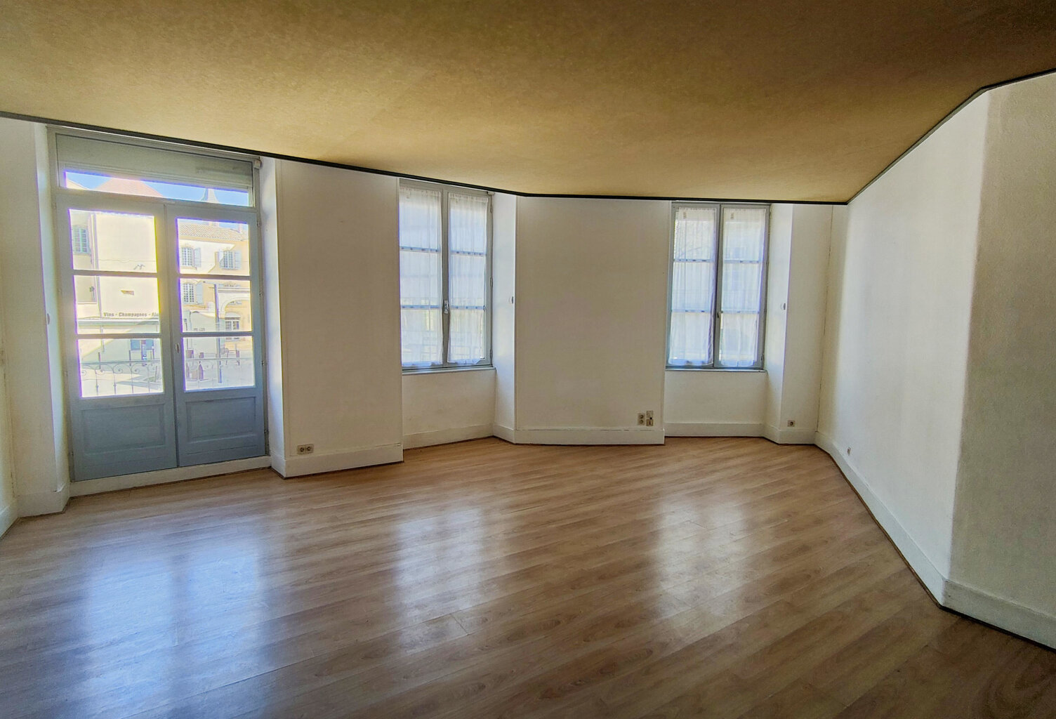 APPARTEMENT CENTRE VILLE AUBENAS AVEC STATIONNEMENT — photo 1
