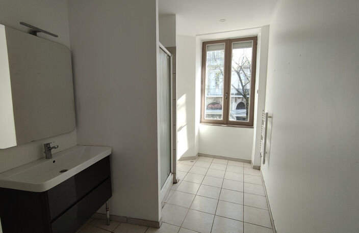 APPARTEMENT CENTRE VILLE AUBENAS AVEC STATIONNEMENT — photo 5