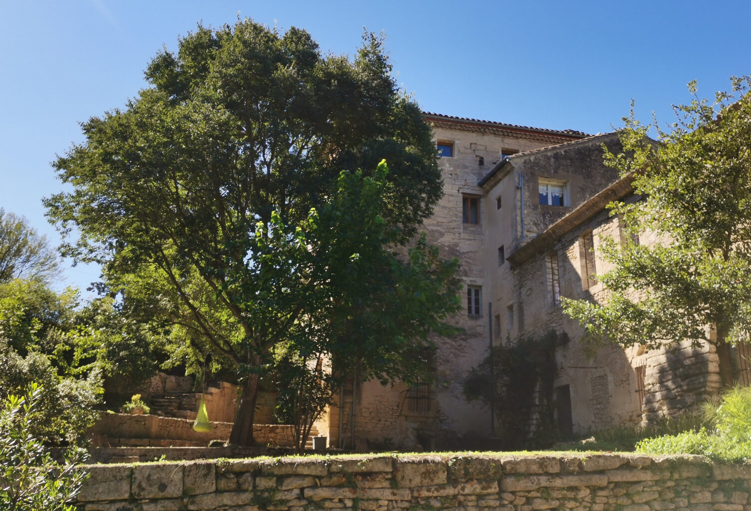 UZES : MAGNIFIQUE CHATEAU SUR PLUS DE 5000 M2 DE TERRAIN ARB — photo 1
