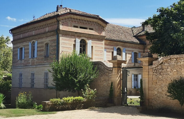 UZES : MAGNIFIQUE CHATEAU SUR PLUS DE 5000 M2 DE TERRAIN ARB — photo 2