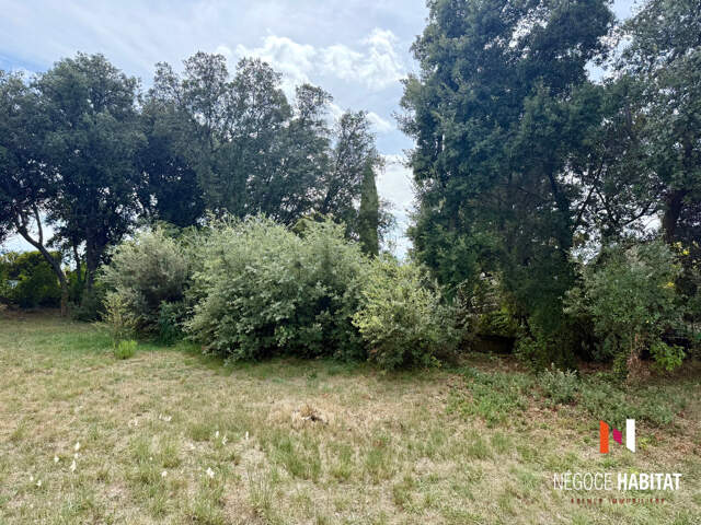 Terrain constructible de 800 m2 viabilisé — photo du bien