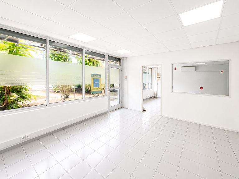LOCAL COMMERCIAL 90M2 JARRY — photo 1
