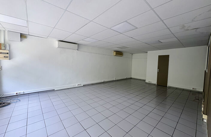 LOCAL COMMERCIAL 90M2 JARRY — photo 4