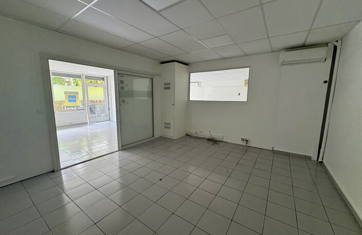LOCAL COMMERCIAL 90M2 JARRY — photo 5