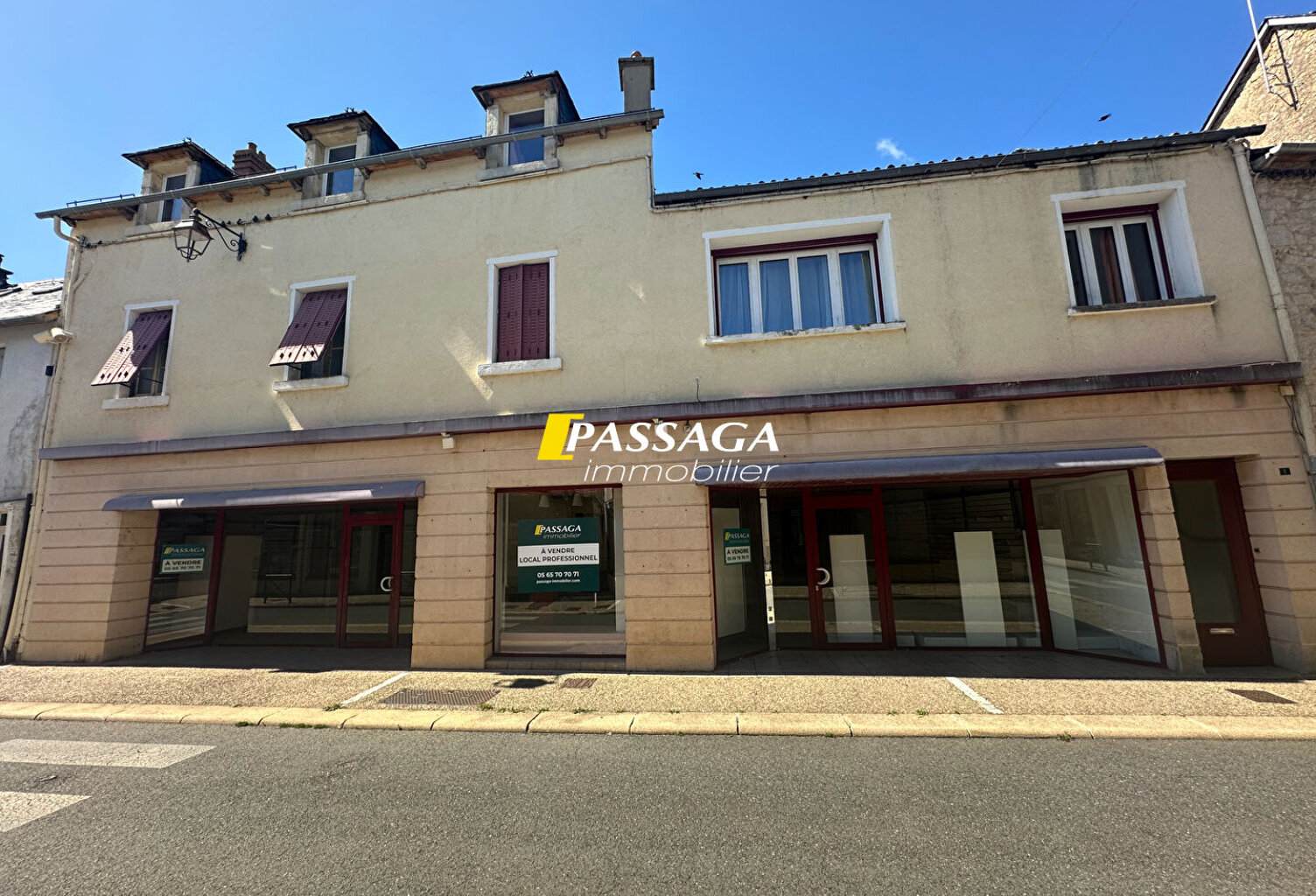 A VENDRE - Immeuble à usage commercial et d'habitation - LAISSAC — photo 1