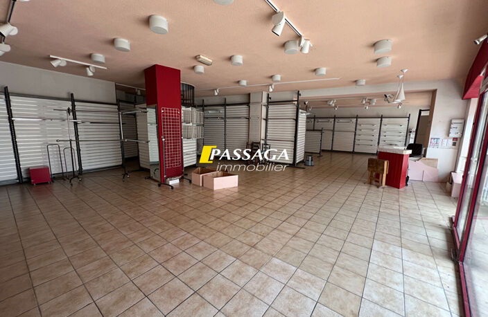 A VENDRE - Immeuble à usage commercial et d'habitation - LAISSAC — photo 2