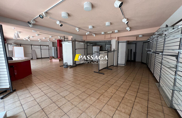 A VENDRE - Immeuble à usage commercial et d'habitation - LAISSAC — photo 4