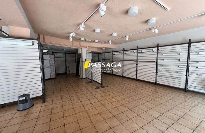 A VENDRE - Immeuble à usage commercial et d'habitation - LAISSAC — photo 5