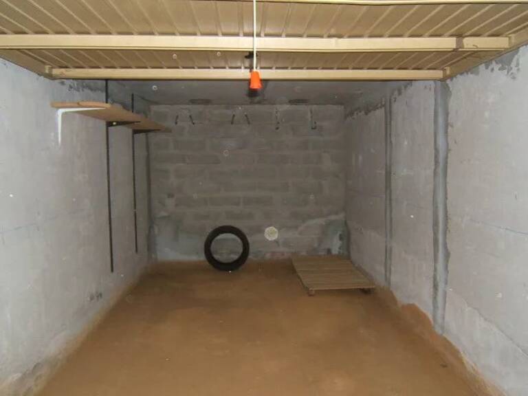 LA LONDE GARAGE A LOUER — photo 1