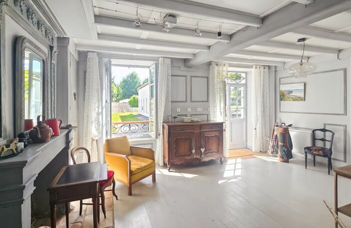 Maison de caractère à vendre 4 pièces VARAIZE (17) AVEC DEPENDANCES, GRANGES — photo 4