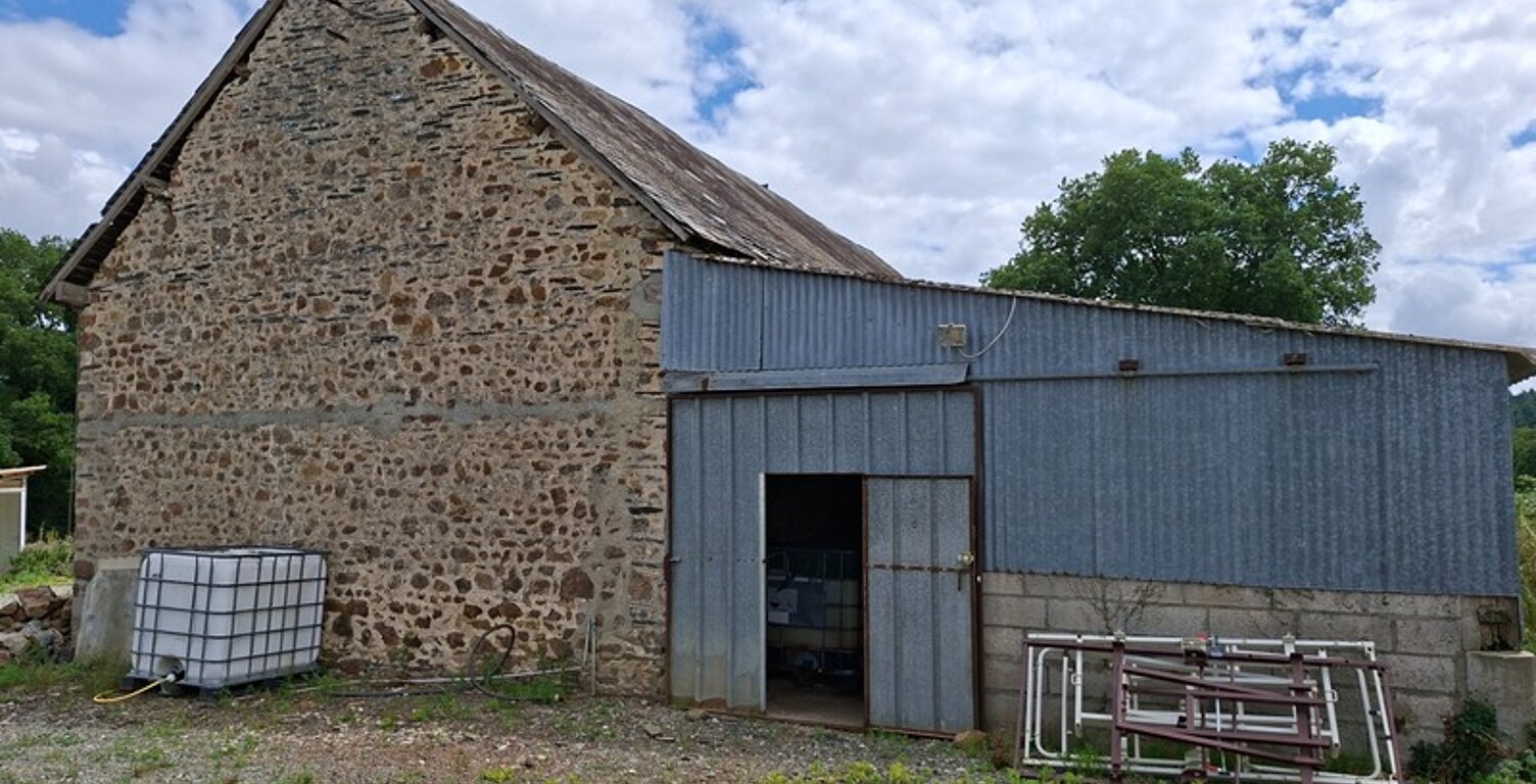 Grange , maisonnette, en pierre, brute à rénover, sur terrain de 10 000 m2 avec étang et Mobil Home. Proche Villaines la Juhel, Pré en Pail , Mayenne — photo 1