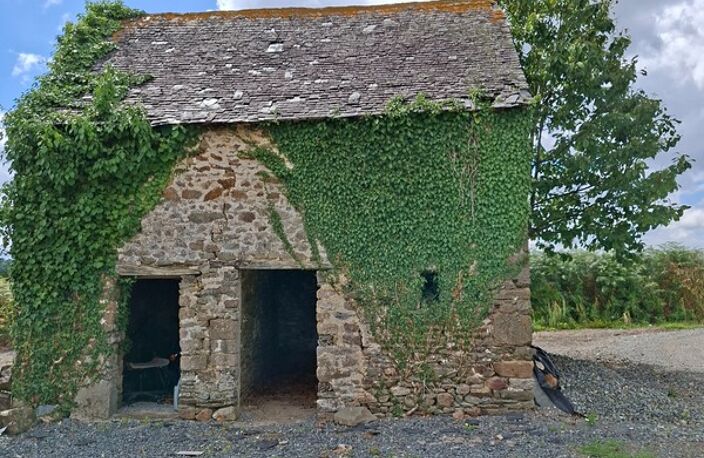 Grange , maisonnette, en pierre, brute à rénover, sur terrain de 10 000 m2 avec étang et Mobil Home. Proche Villaines la Juhel, Pré en Pail , Mayenne — photo 3