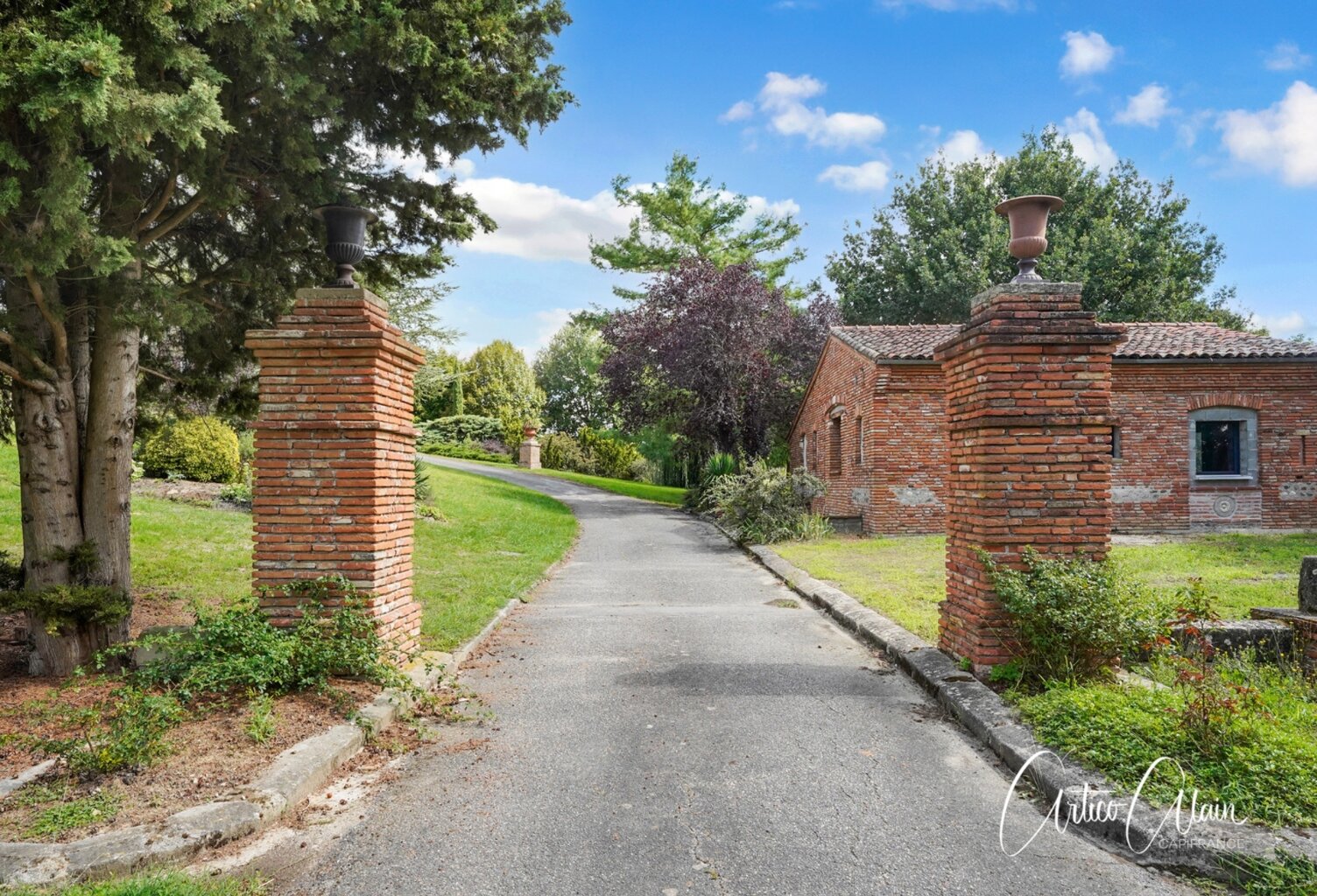 maison de caractère de 283 m² avec dépendances et fort potentiel sur plus de 9 000 m² de terrain — photo 1
