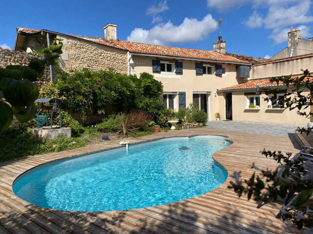 Longère rénovée avec piscine — photo du bien