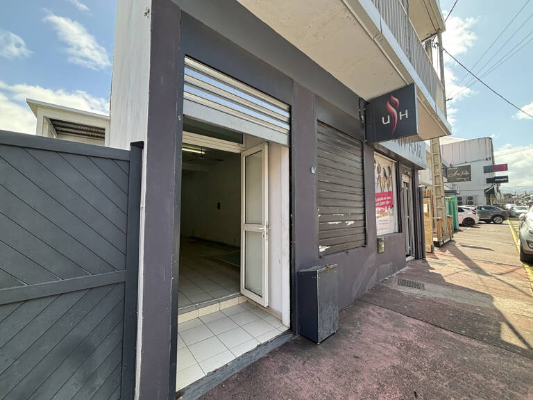 À LOUER - LOCAL COMMERCIAL - SAINT-LOUIS — photo 1