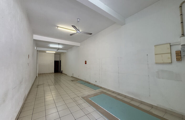 À LOUER - LOCAL COMMERCIAL - SAINT-LOUIS — photo 2