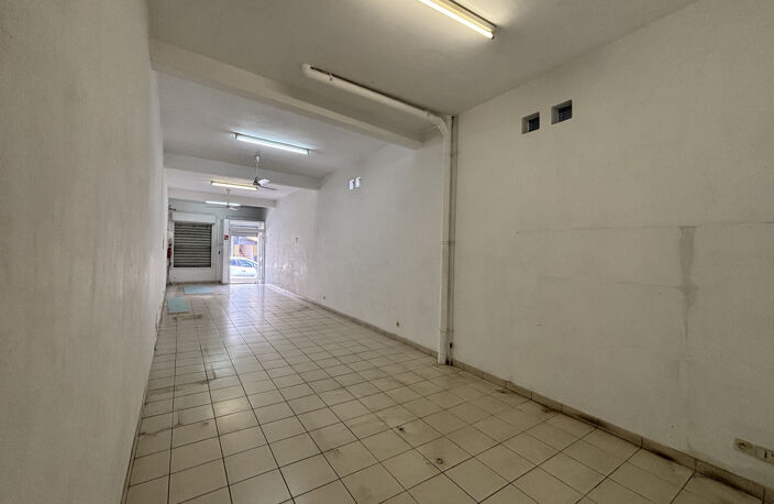 À LOUER - LOCAL COMMERCIAL - SAINT-LOUIS — photo 3