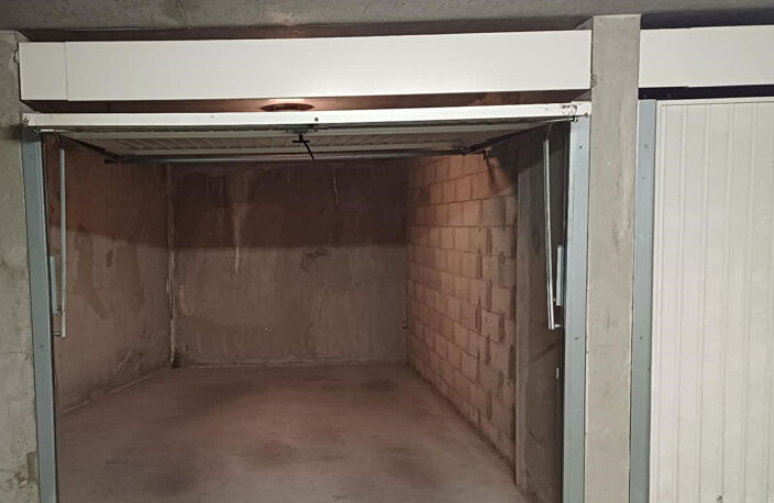 Grand garage en box en sous-sol _ Proche Monplaisir Lyon 8e — photo 2