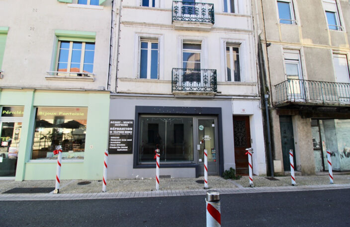 Villeneuve sur Lot, local commercial ou professionnel d'environ 27 m² situé centre ville proche parkings. réserve en  cave. Point d'eau sur l'arrière. — photo 2