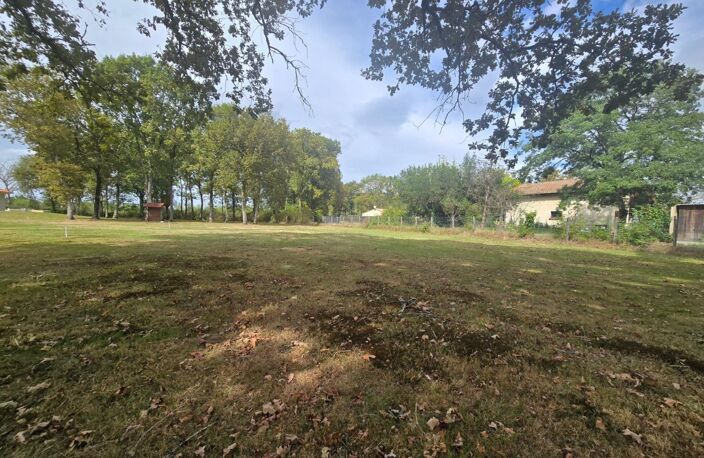 Terrain constructible sur SAINT JEAN D'ILLAC — photo 2