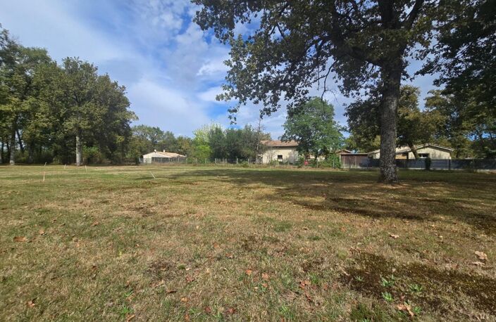 Terrain constructible sur SAINT JEAN D'ILLAC — photo 3
