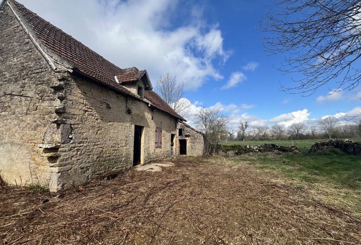 Maison en pierre de 2 pièces principales — photo 1