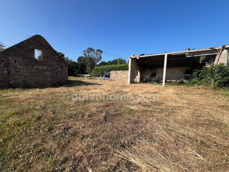 Tourch (29) : Terrain à bâtir de 830 m2 viabilisé avec bâtisses en pierre à rénover — photo 1