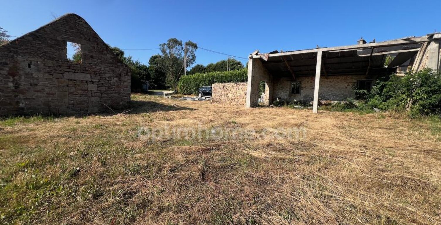 Tourch (29) : Terrain à bâtir de 830 m2 viabilisé avec bâtisses en pierre à rénover — photo 1