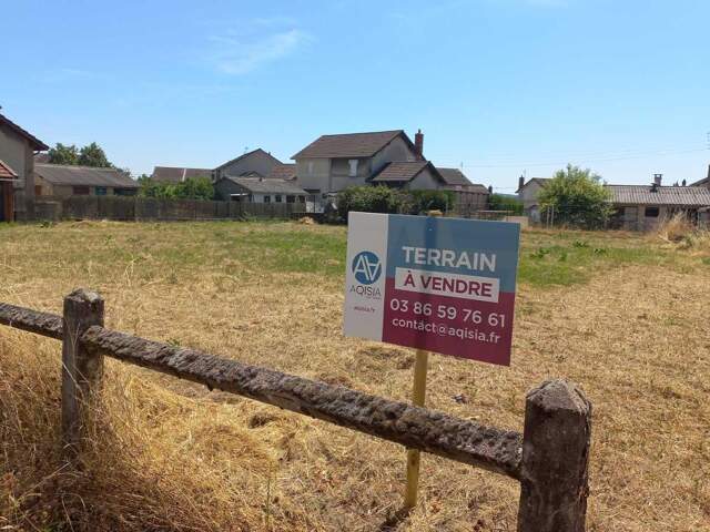 TERRAIN À BÂTIR – 682 M² à SAINT-VALLIER — photo du bien