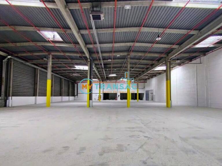 MY TRANSAC vous propose des surfaces de stockages avec quai idéalement placé à Rosny sous bois, avec accès immédiat à l'A86 et accessible par transports en commun — photo 1