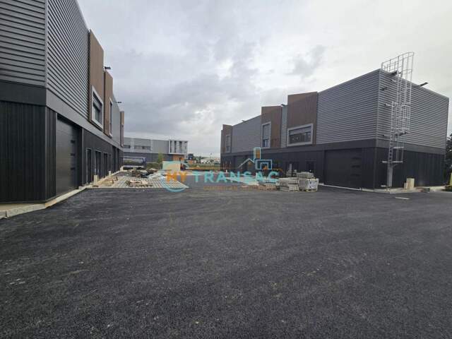 A vendre derniers lots neufs à usage d'activités et bureaux cellules disponibles à partir de 157 m² jusque 2.301 m² — photo du bien