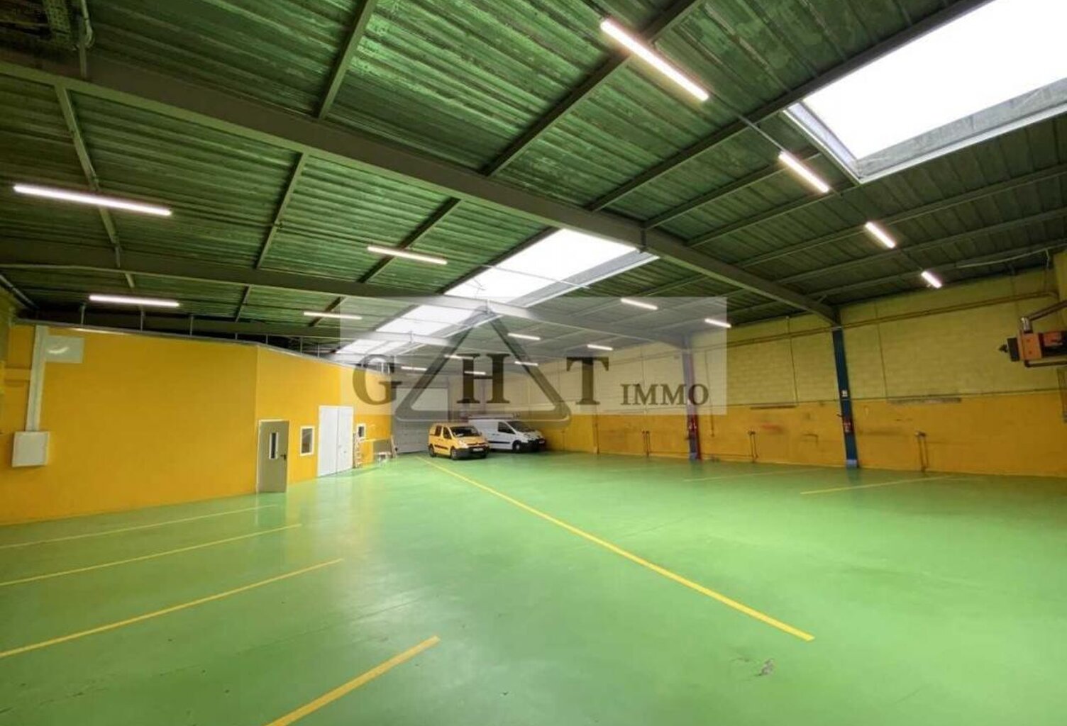 ENTREPOT + BUREAU 871 M² A LOUER MONTREUIL — photo 1