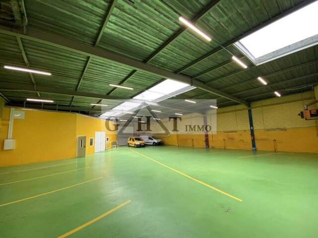 ENTREPOT + BUREAU 871 M² A LOUER MONTREUIL — photo du bien