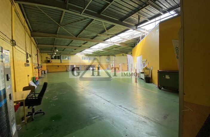 ENTREPOT + BUREAU 871 M² A LOUER MONTREUIL — photo 2