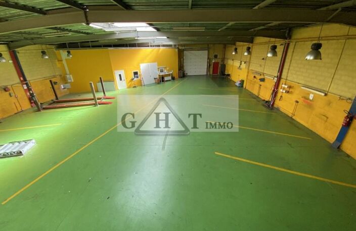 ENTREPOT + BUREAU 871 M² A LOUER MONTREUIL — photo 3