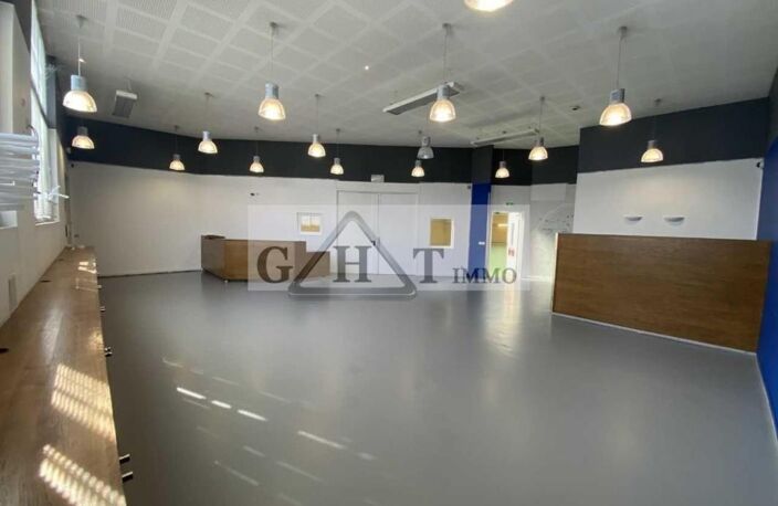 ENTREPOT + BUREAU 871 M² A LOUER MONTREUIL — photo 4