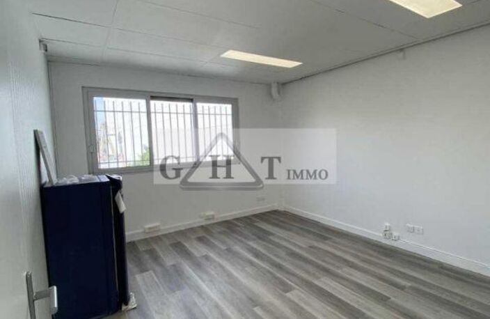 ENTREPOT + BUREAU 871 M² A LOUER MONTREUIL — photo 5